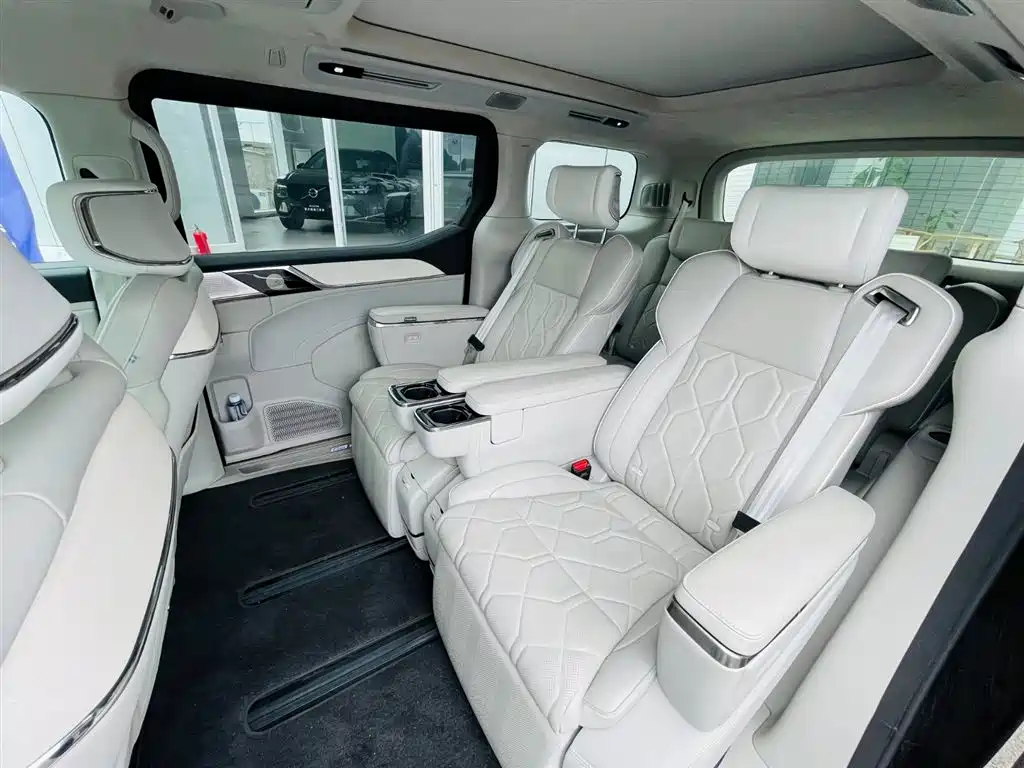 Фото 9 - Volvo EM90