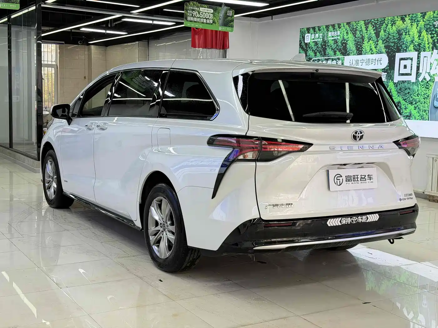 Toyota Sienna 2024 2.5L Hybrid 4WD Premium Edition фото 4