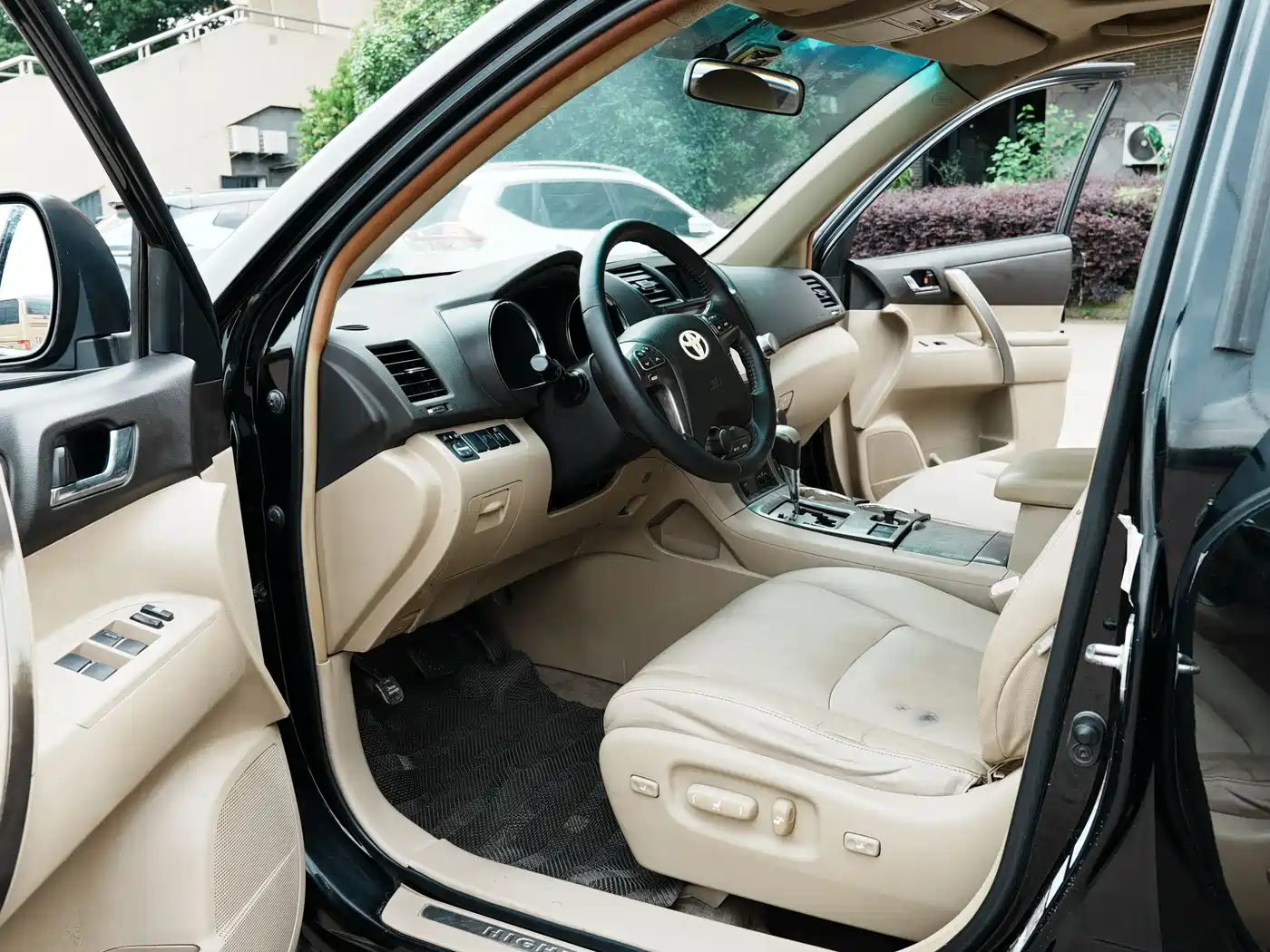 Toyota Highlander 2011 2.7L 2WD 7-seat Luxury Navigation фото 10