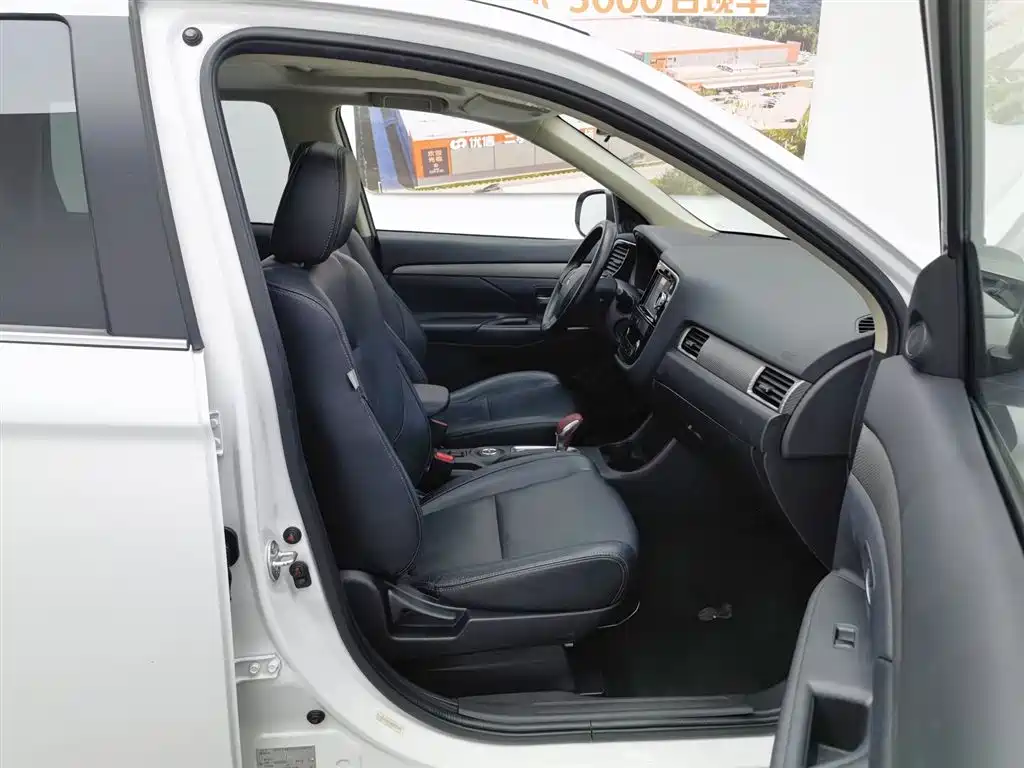 Mitsubishi Outlander (Import) 2014 2.4L 4WD Luxury Value Edition 5-seater фото 23
