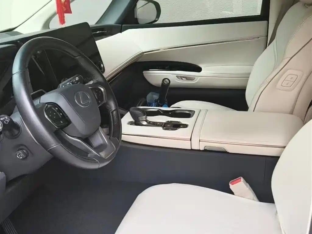 Lexus LM 2023 500h 6-Seater Prestige Edition фото 3