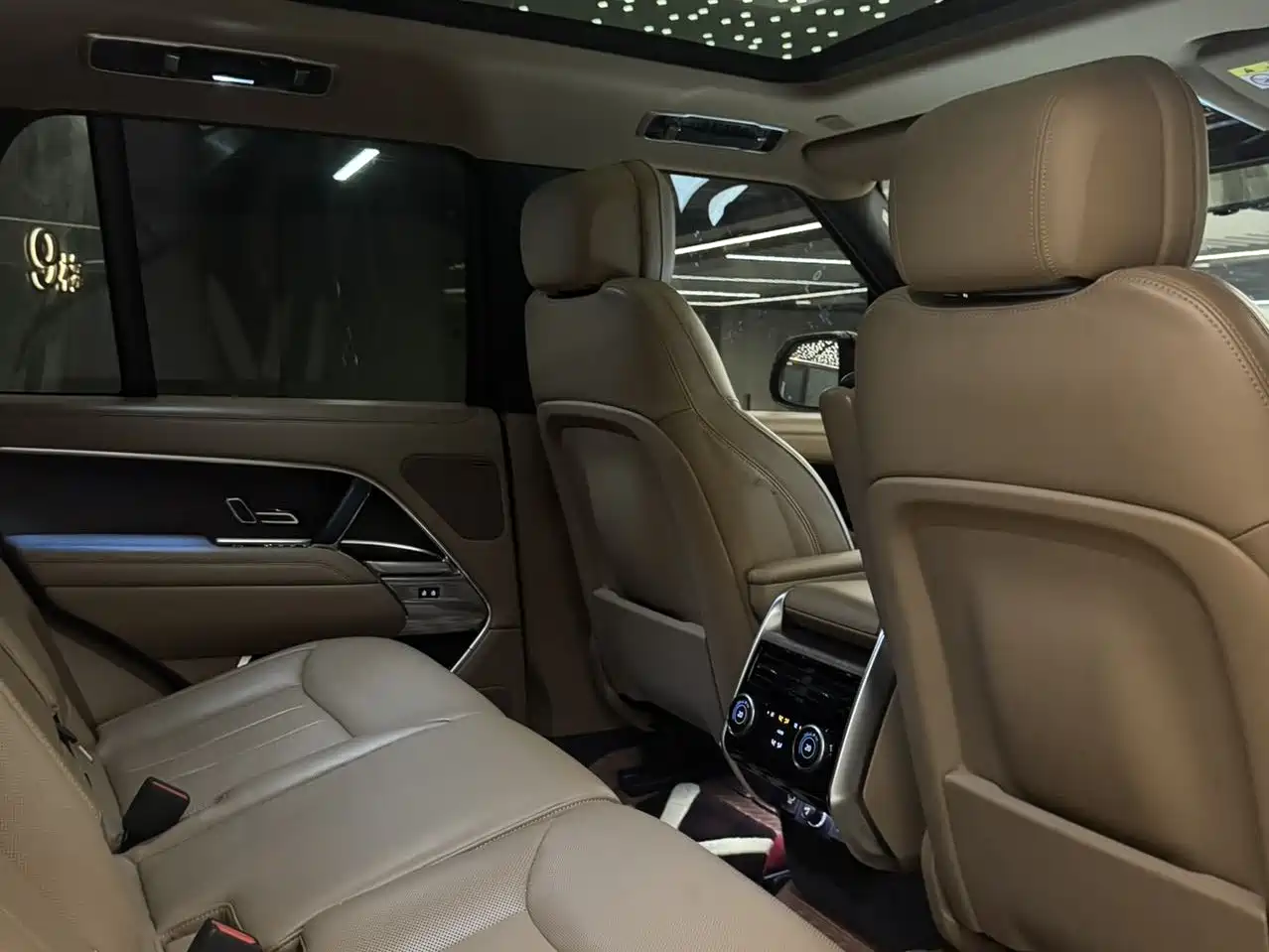 Land Rover Range Rover 2023 3.0 L6 360PS Golden Age Edition фото 8