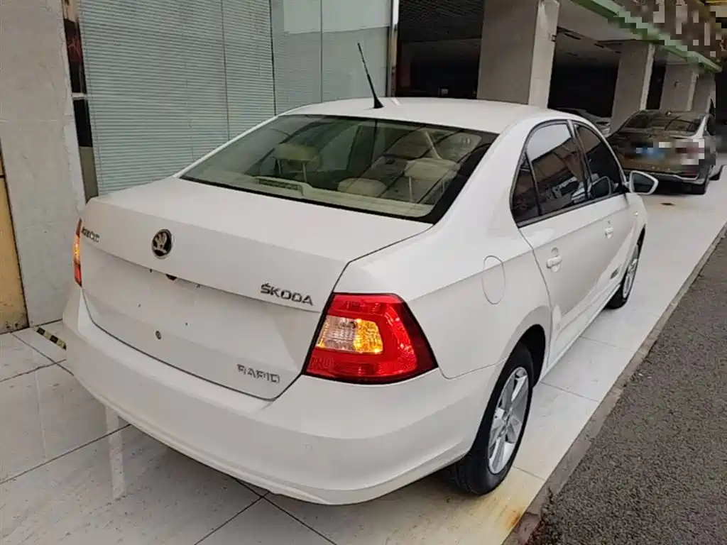 Škoda Rapid 2015 1.6L Manual Smart Selection фото 7