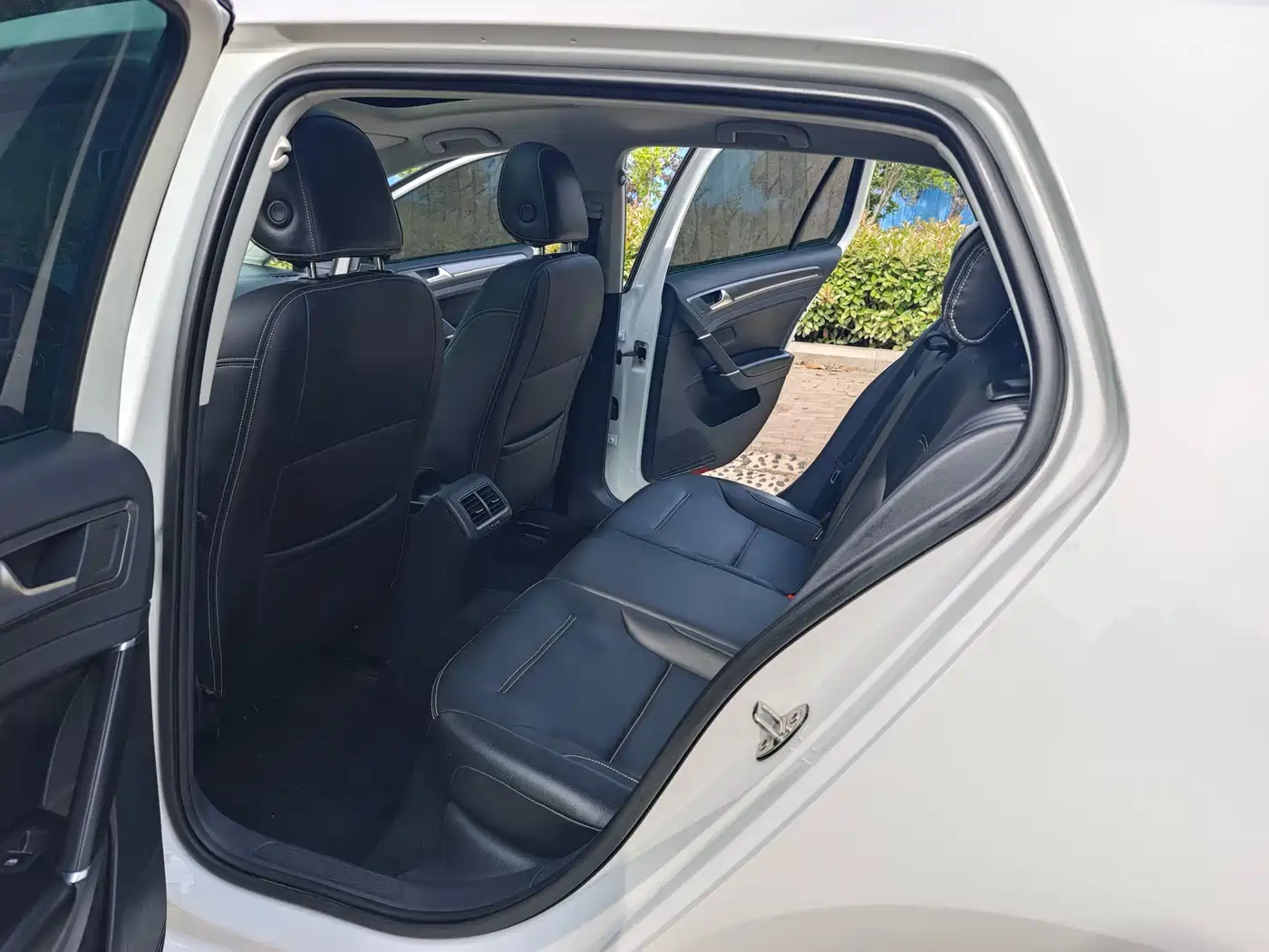 Volkswagen Golf 2017 1.6L Auto Comfort Millionth Edition фото 14