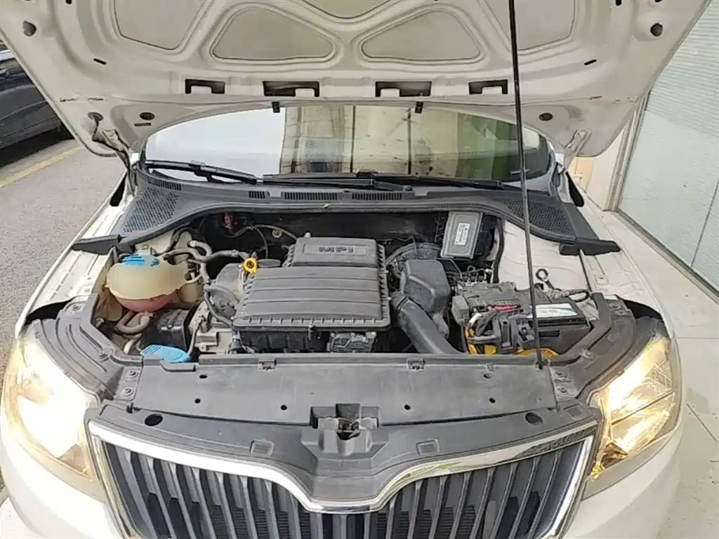 Škoda Rapid 2015 1.6L Manual Smart Selection фото 20
