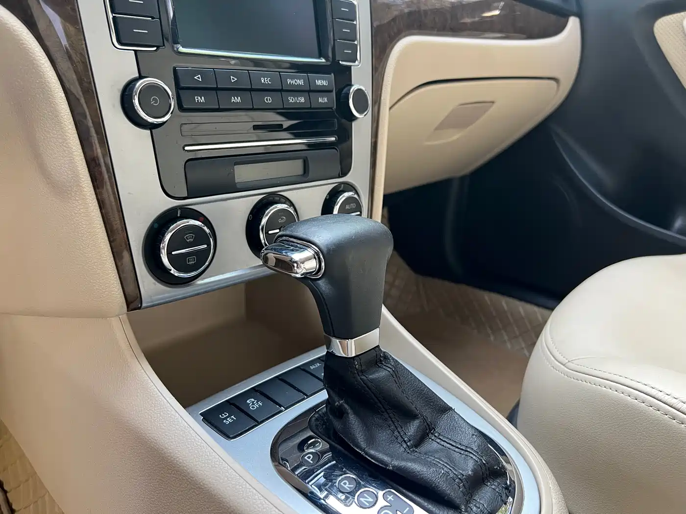 Volkswagen Lavida 2011 1.6L Automatic Pinxuan Edition фото 18