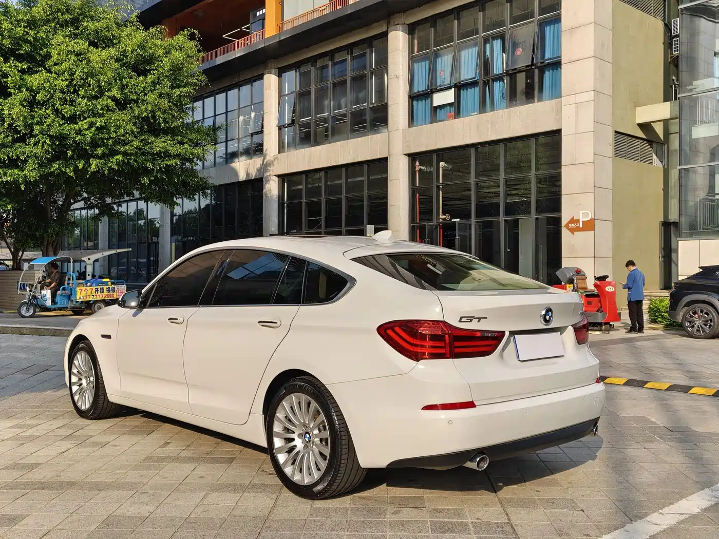 BMW 5 Series GT 2014 535i Leading фото 6