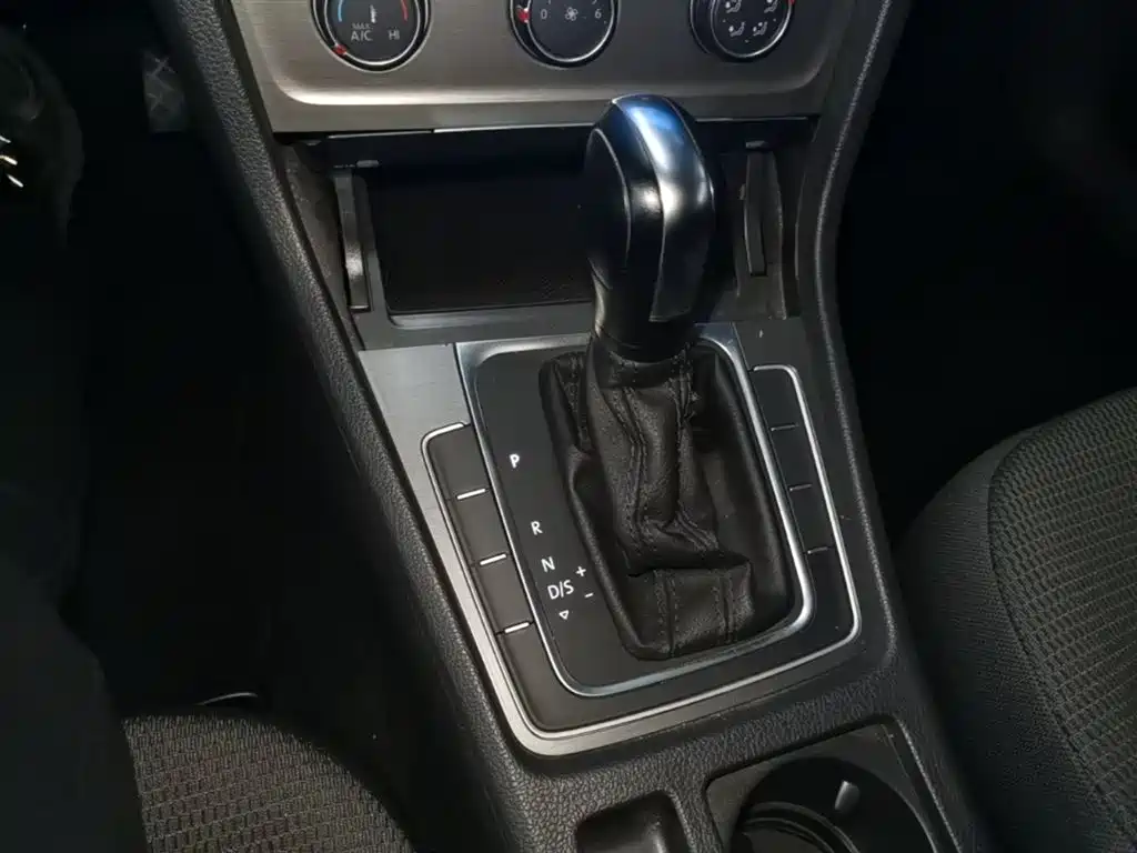 Volkswagen Golf 2016 1.6L Automatic Comfort фото 14