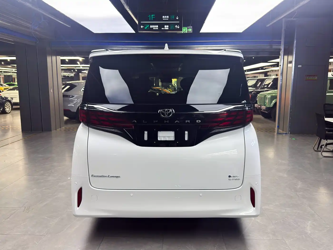 Toyota Alphard 2025 Hybrid 2.5L Ultimate Gold Edition фото 5