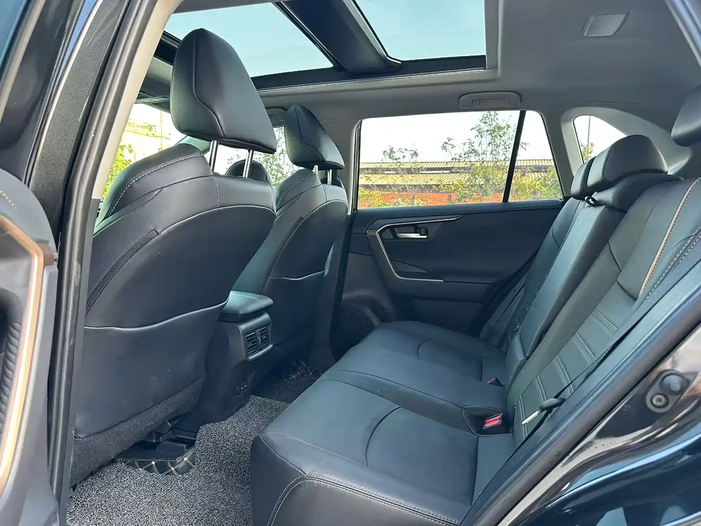 Toyota Wildlander 2024 2.0L CVT 2WD Luxury PLUS Edition фото 6