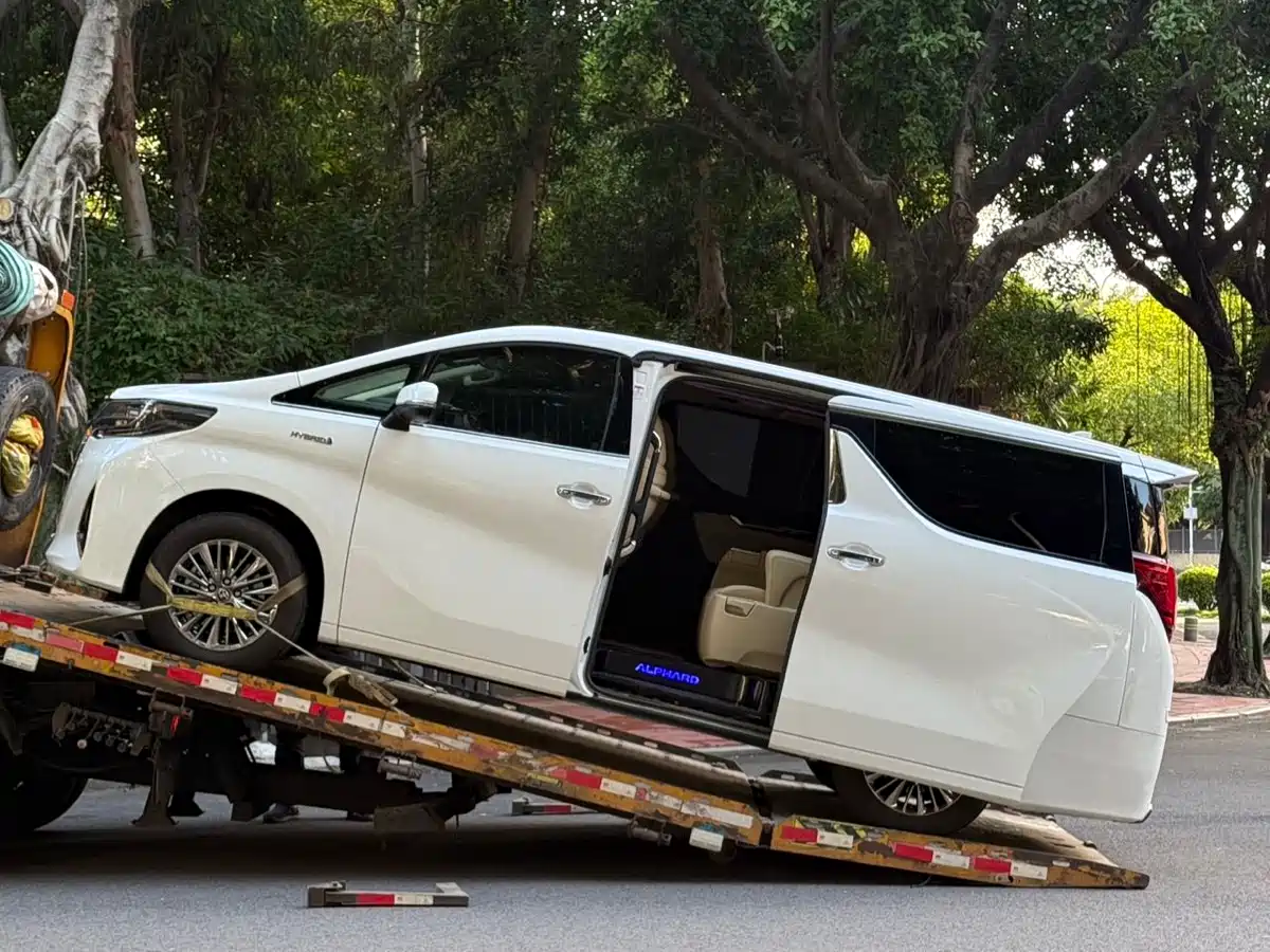 Toyota Alphard 2021 Hybrid 2.5L Luxury фото 2