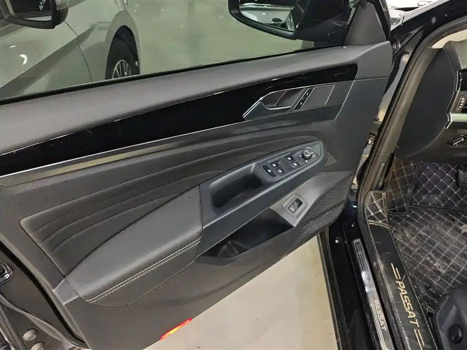 Volkswagen Passat 2022 330TSI Luxury Edition фото 7