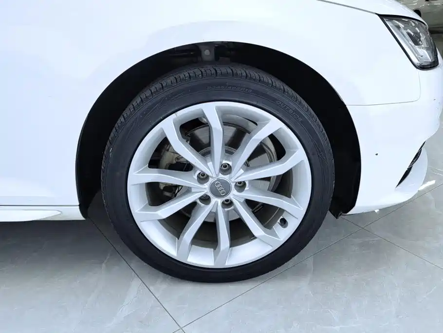 Фото 6 - Audi A4L
