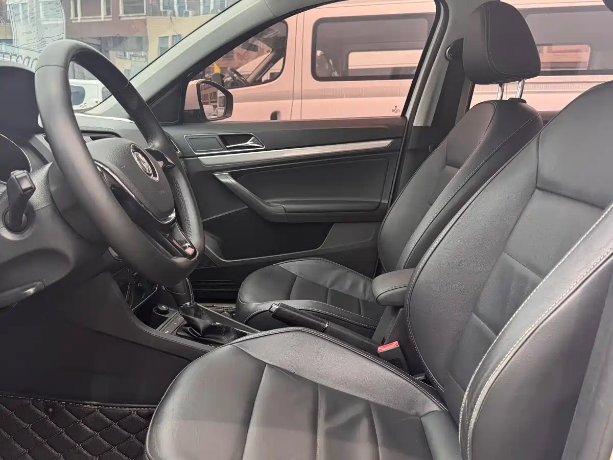 Volkswagen Lavida 2015 1.6L Automatic Comfort Edition фото 9