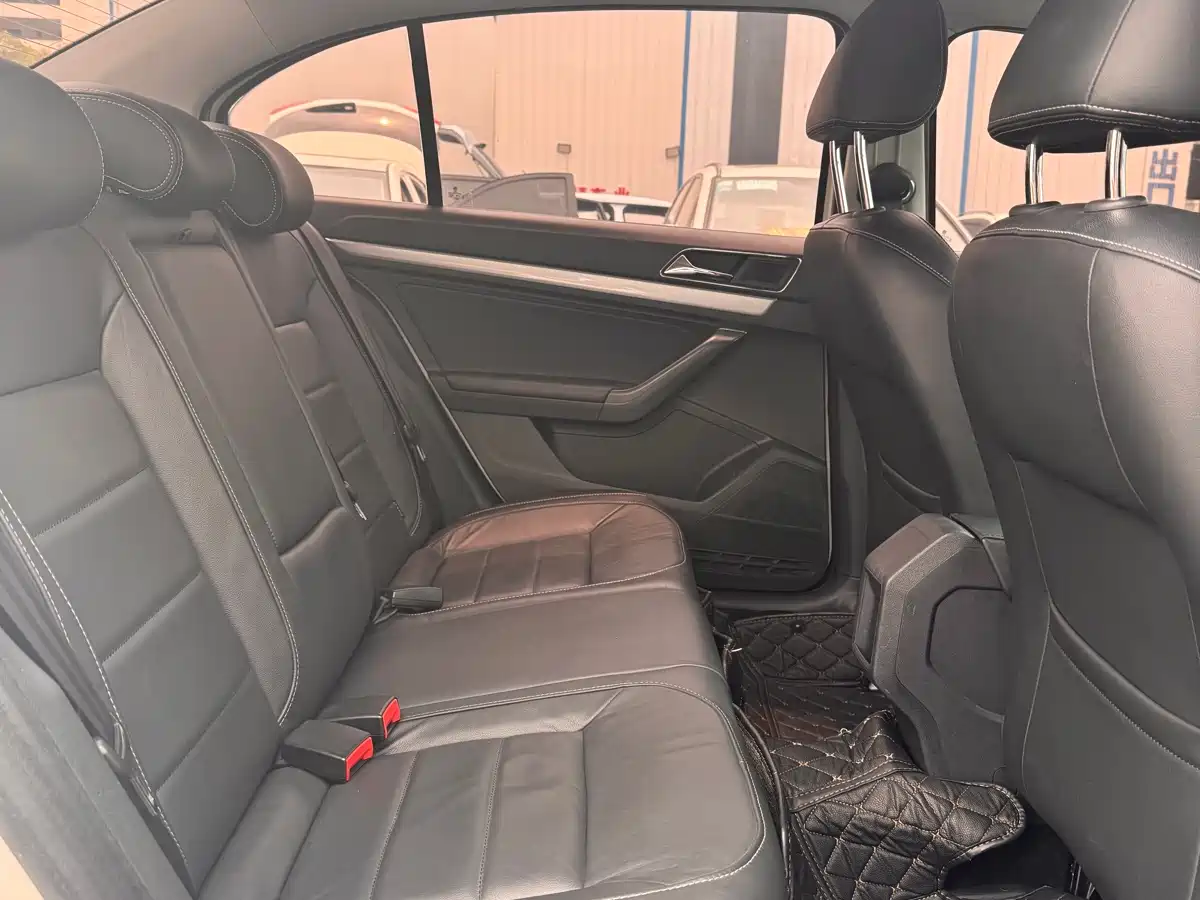 Volkswagen Lavida 2015 1.6L Automatic Comfort Edition фото 12