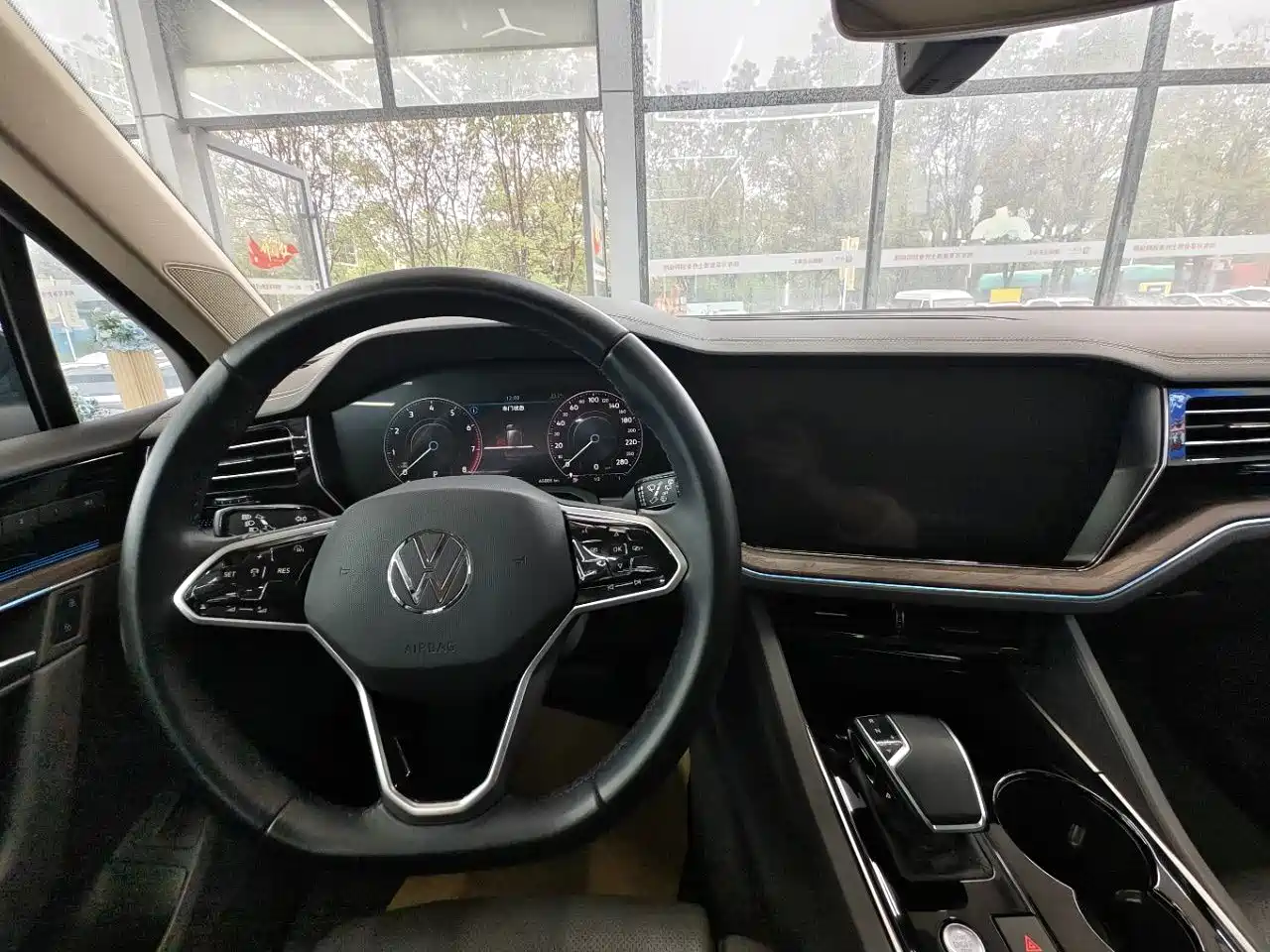 Volkswagen Touareg 2021 3.0TSI Sharp Edition with Gloss Black Sports Package фото 14