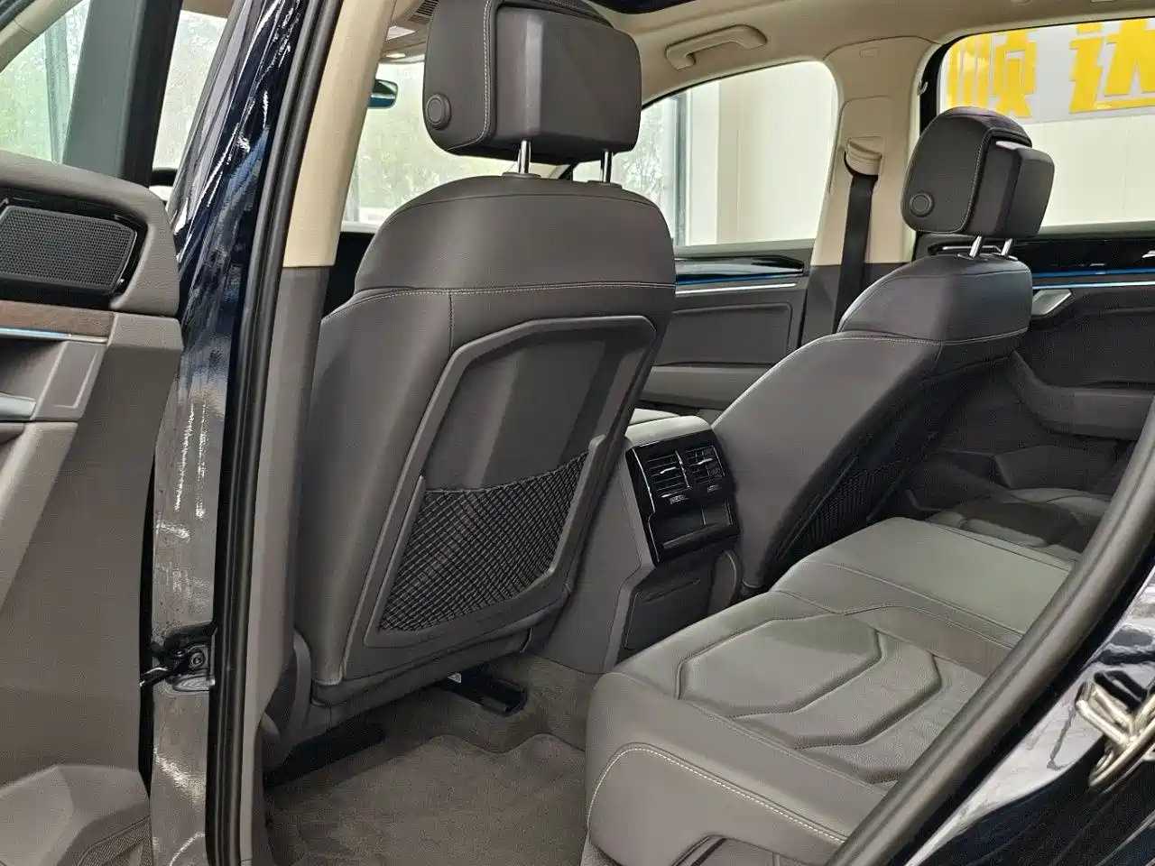 Volkswagen Touareg 2021 3.0TSI Sharp Edition with Gloss Black Sports Package фото 11