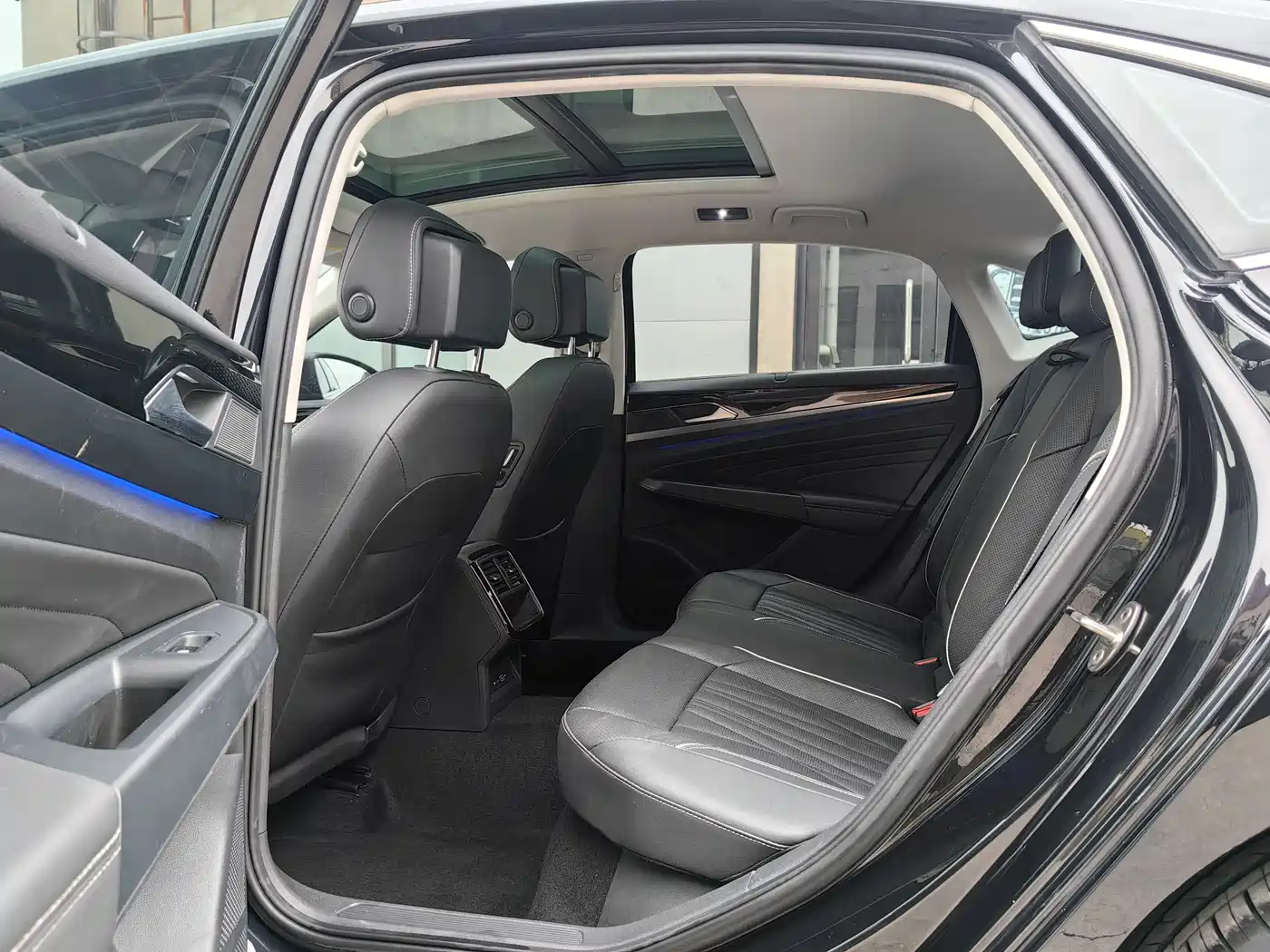 Volkswagen Passat 2022 330TSI Starlight Luxury Edition фото 6