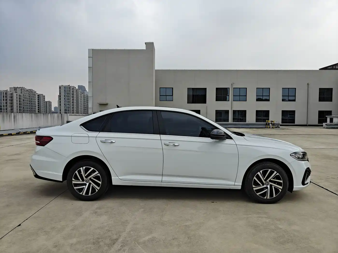 Volkswagen Lavida 2024 Model 300TSI DSG Starlight Leading Edition фото 4