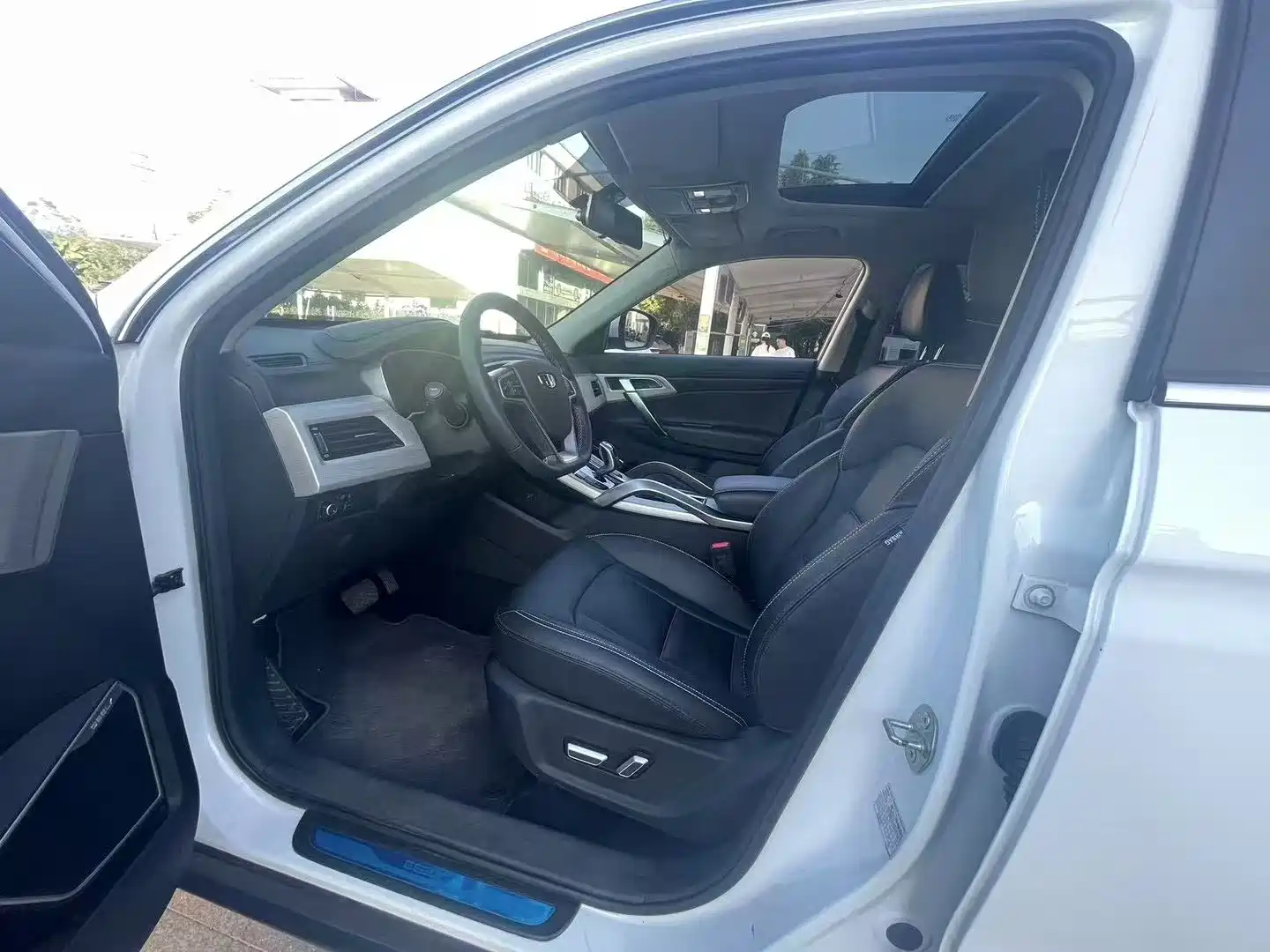 Фото 4 - Geely Atlas