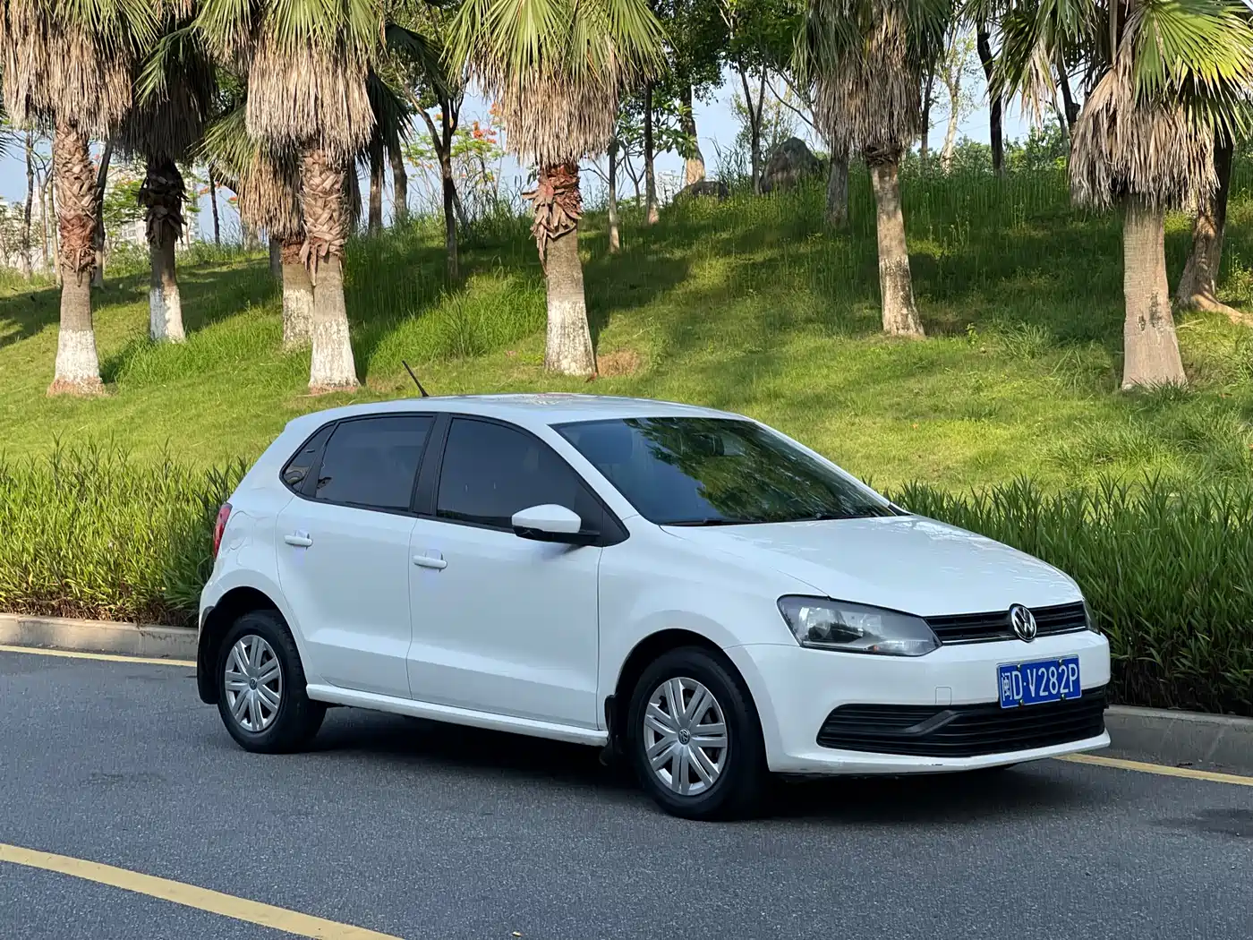 Volkswagen Polo 2016 1.4L Automatic Trend фото 3