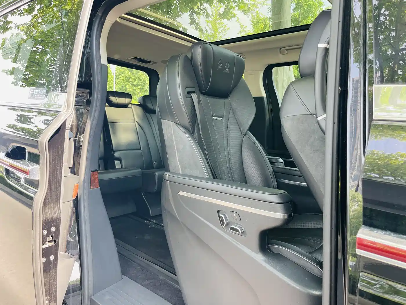 Hongqi HQ9 2023 2.0T Smart Connect Flag Enjoy Edition фото 31