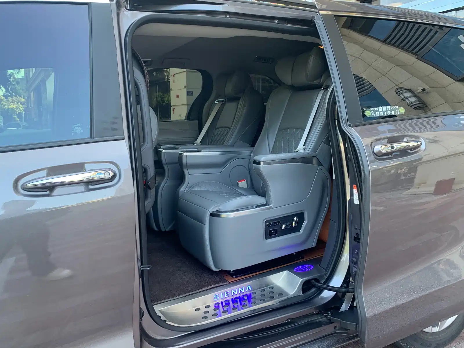 Photo 9 - Toyota Sienna
