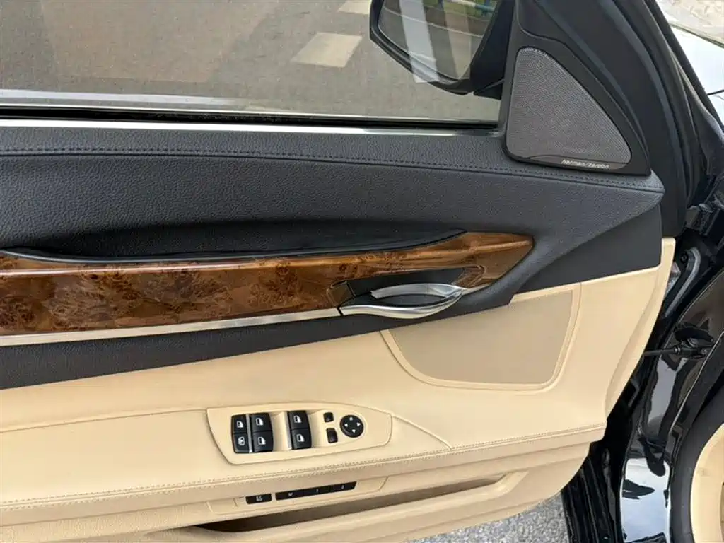 BMW 7 Series 2013 Model 740Li Luxury фото 9