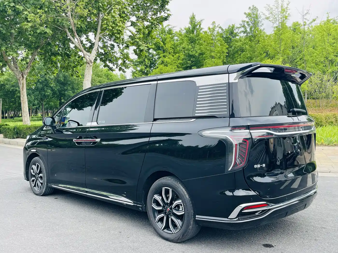 Hongqi HQ9 2023 2.0T Smart Connect Flag Enjoy Edition фото 31