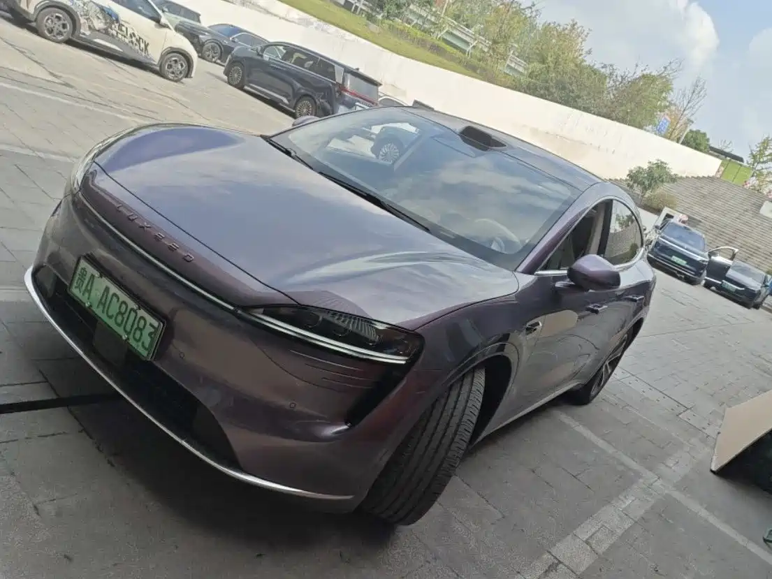 Photo 1 - Zhijie Luxeed R7
