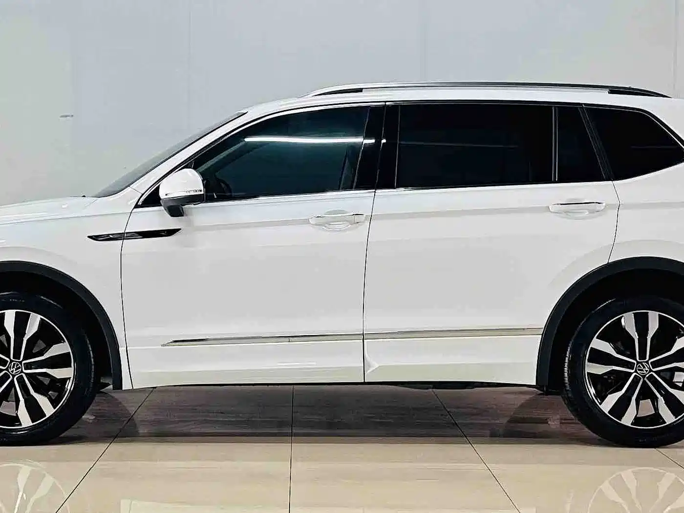 Volkswagen Tiguan L 2024 330TSI Automatic 2WD R-Line Premium Enjoyment Edition фото 5