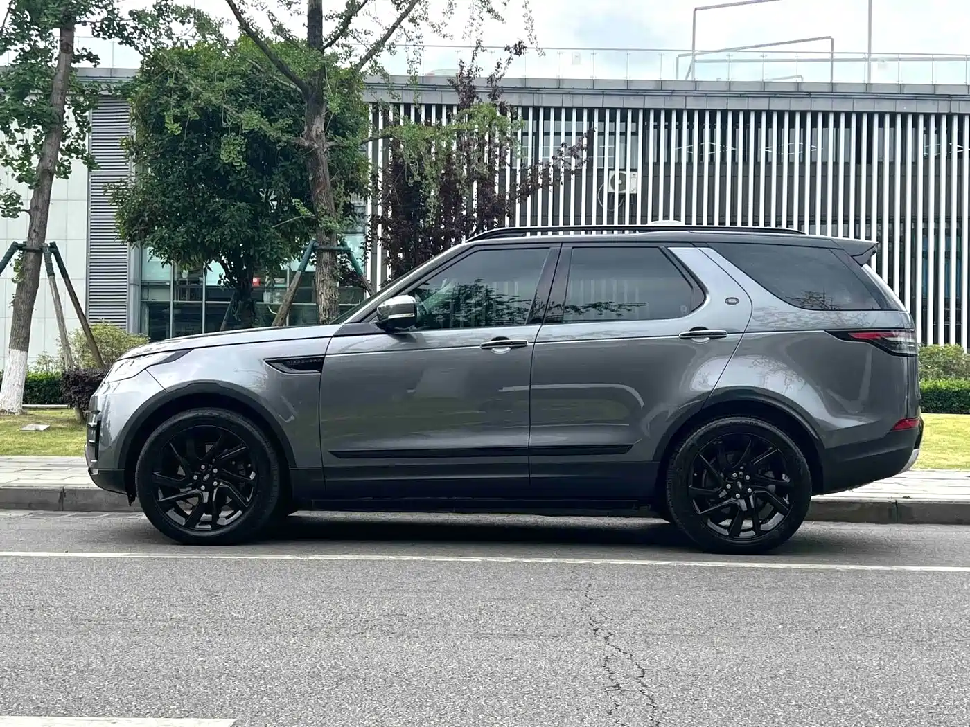Land Rover Discovery 2017 3.0 SC V6 SE фото 4