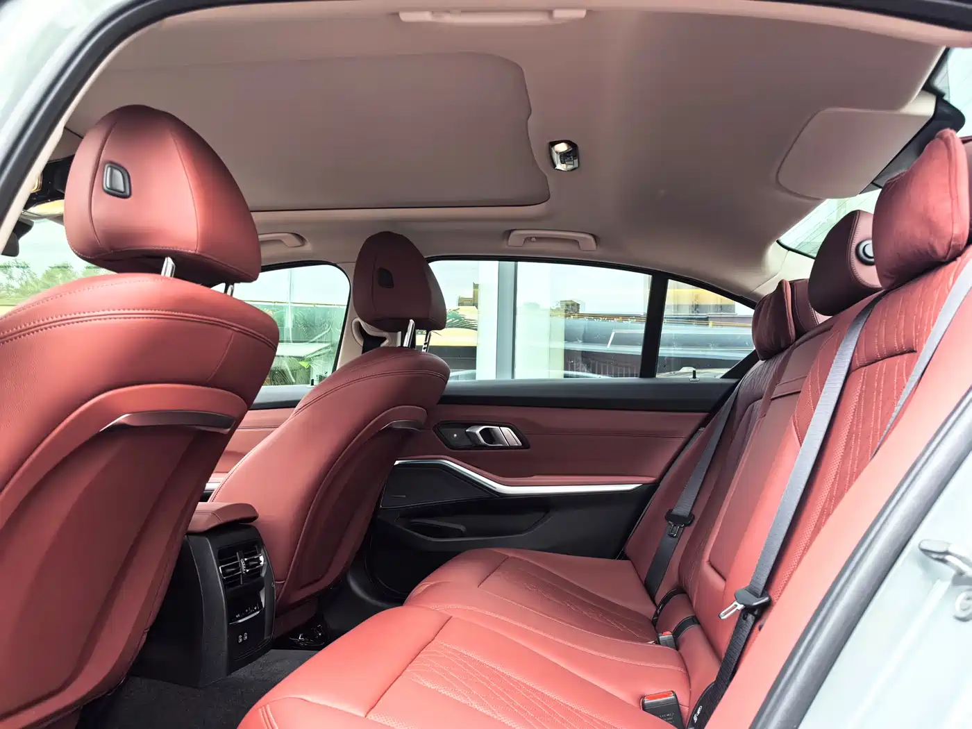 BMW 3 Series 2025 330Li M Sport Night Edition фото 6