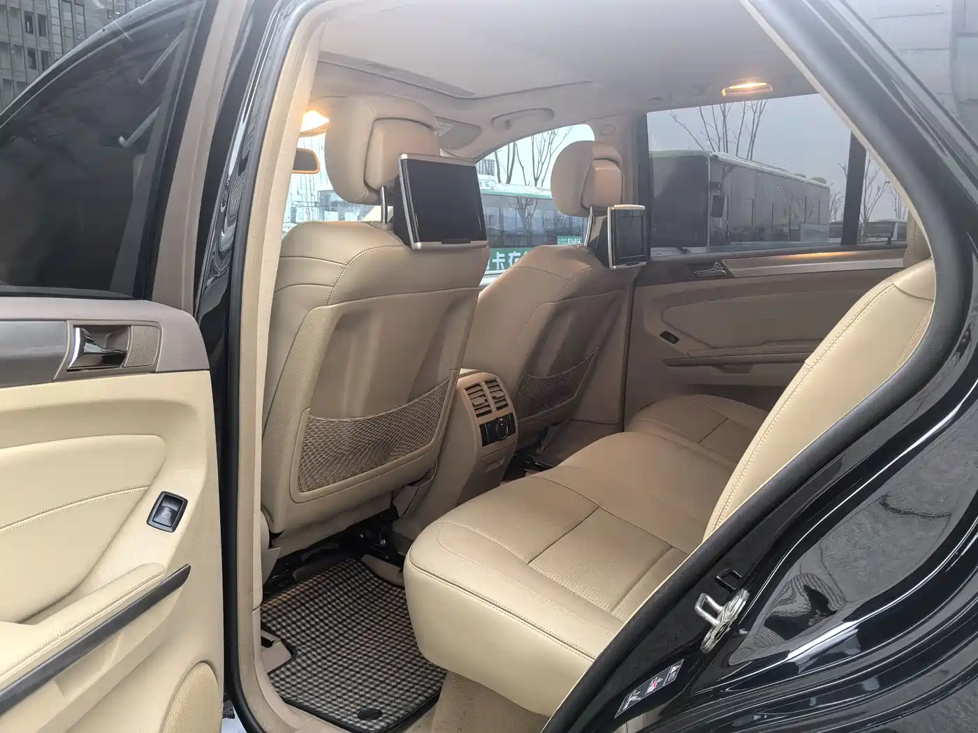 Mercedes-Benz M-Class AMG 2011 AMG ML 63 фото 3