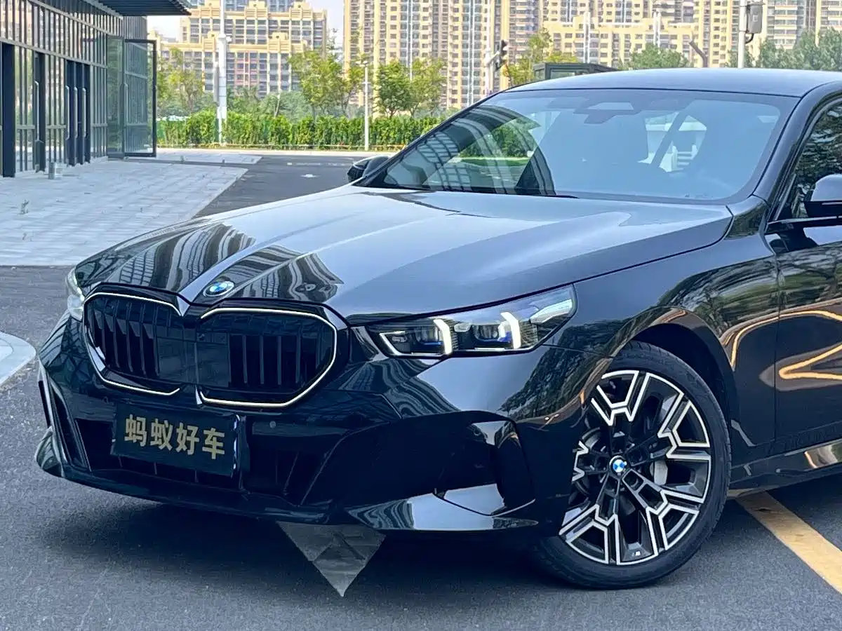 BMW 5 Series 2025 530Li Premium M Sport Package фото 8