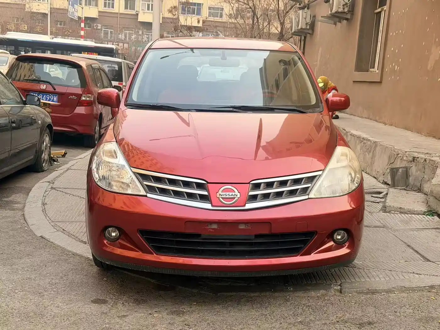 Фото 2 - Nissan Tiida