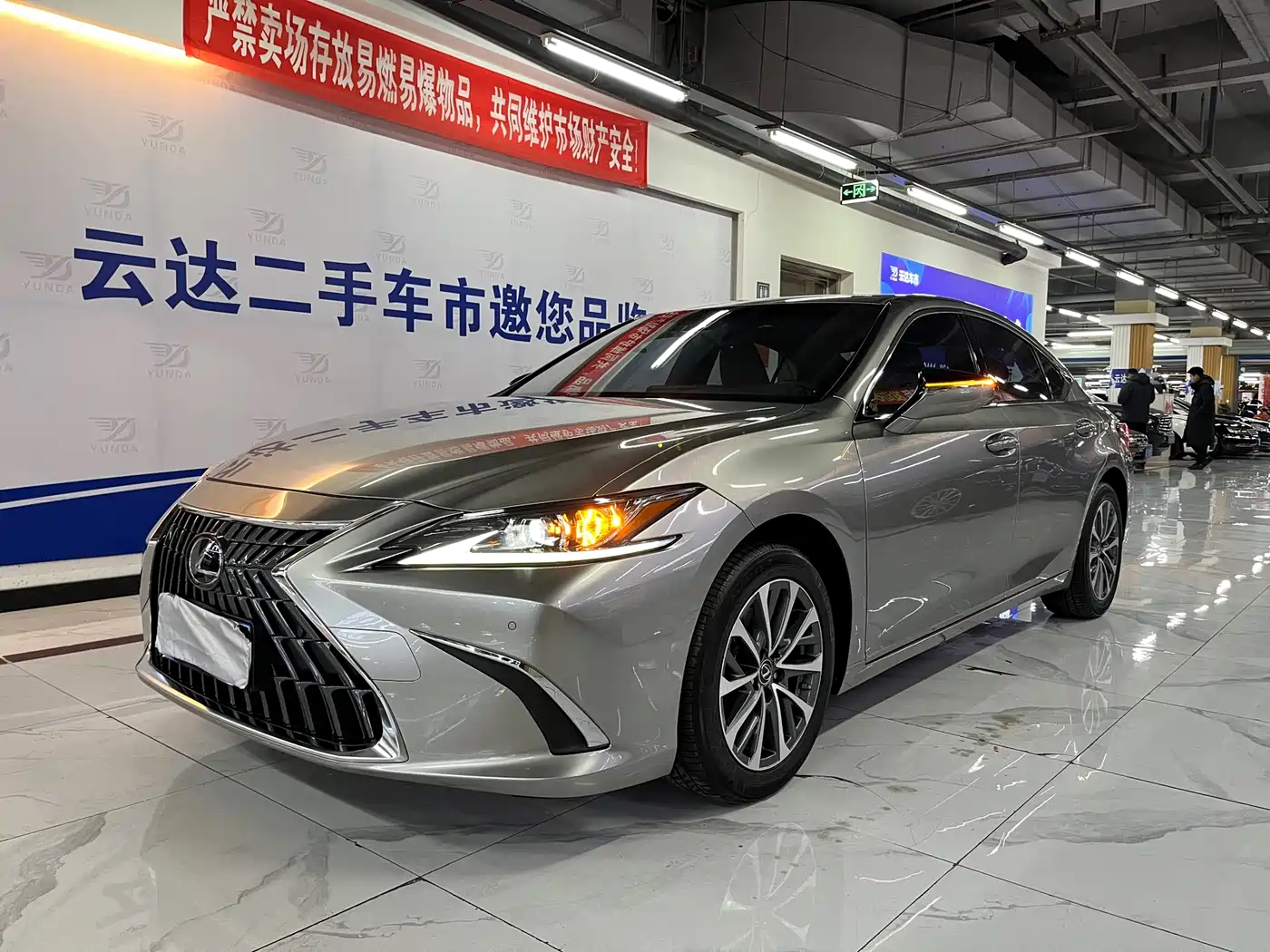 Lexus ES 2023 200 Excellence Edition фото 2