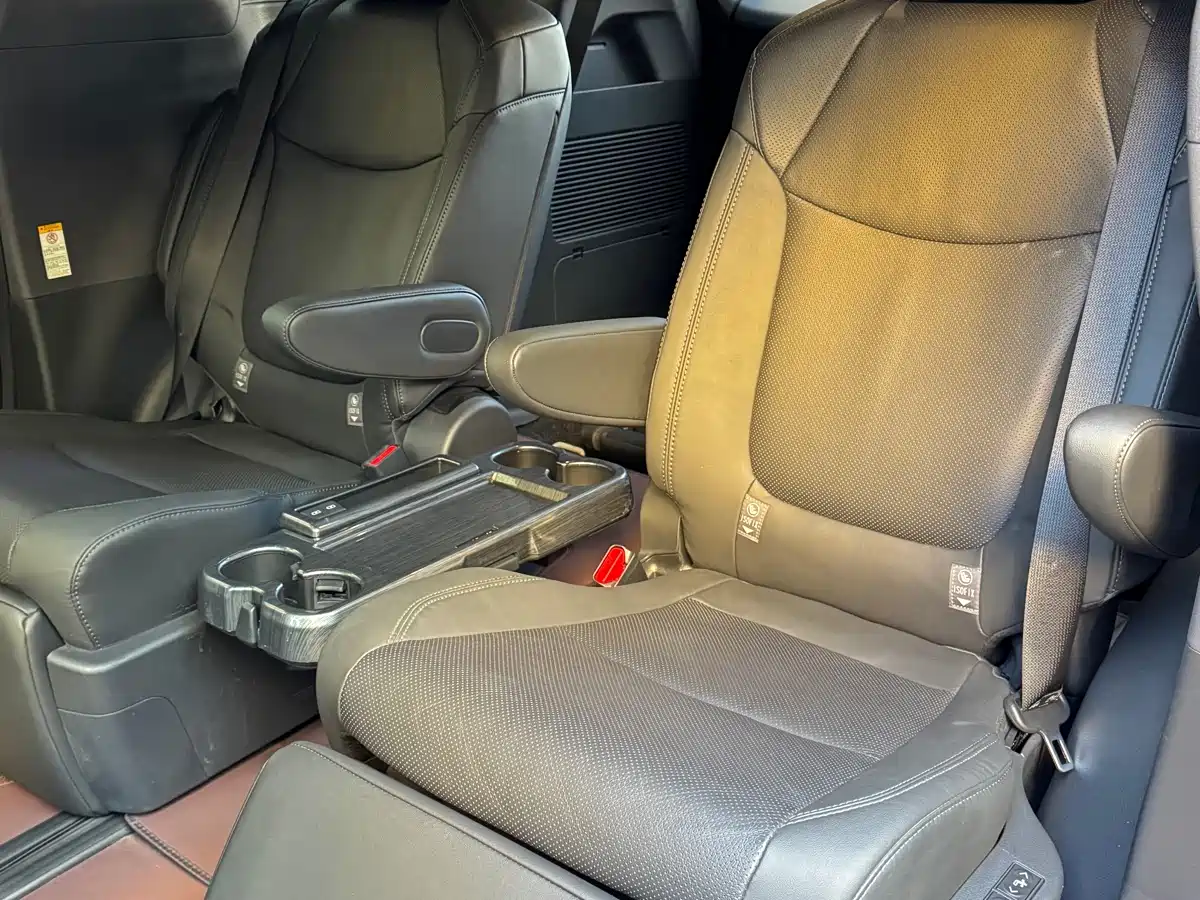 Toyota Sienna 2024 2.5L Hybrid Premium Edition фото 9