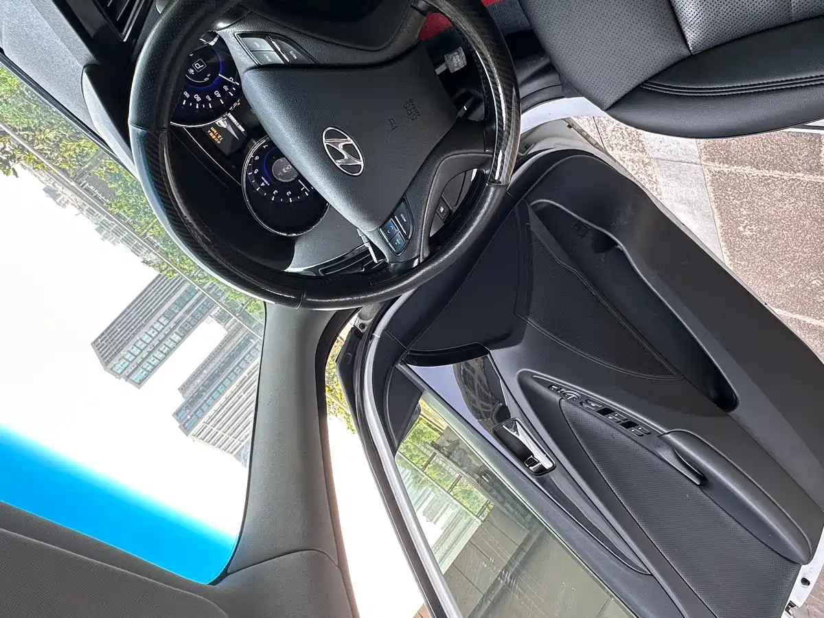 Hyundai Sonata 2014 2.0L Automatic Luxury фото 21