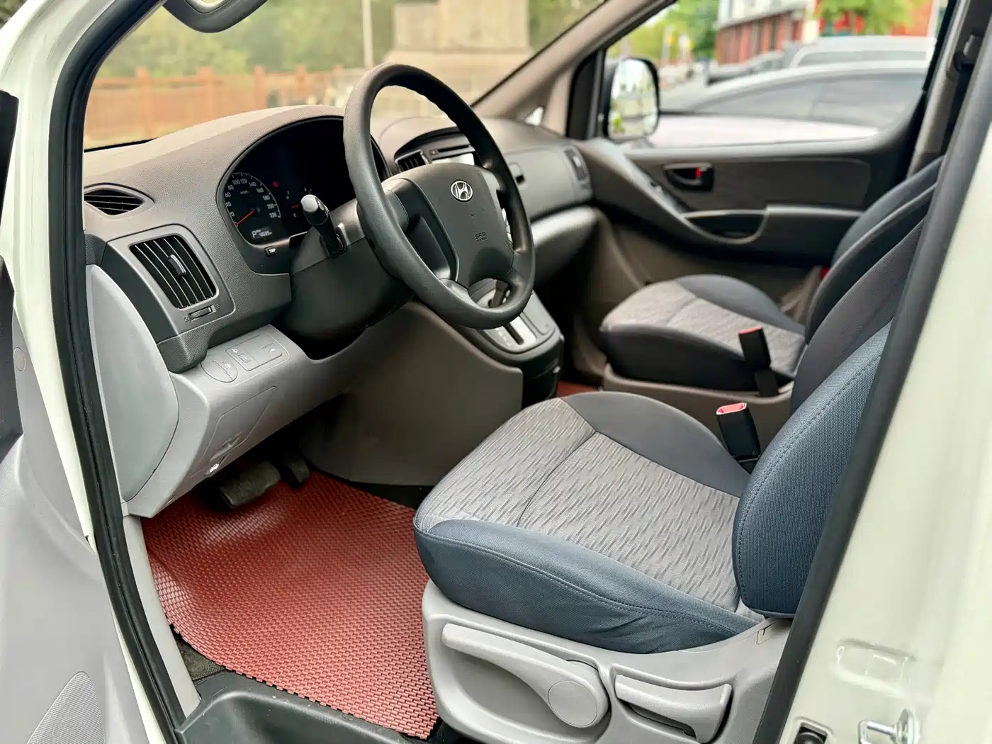 Hyundai H-1 Grand Starex 2011 2.4L Comfort Edition фото 9