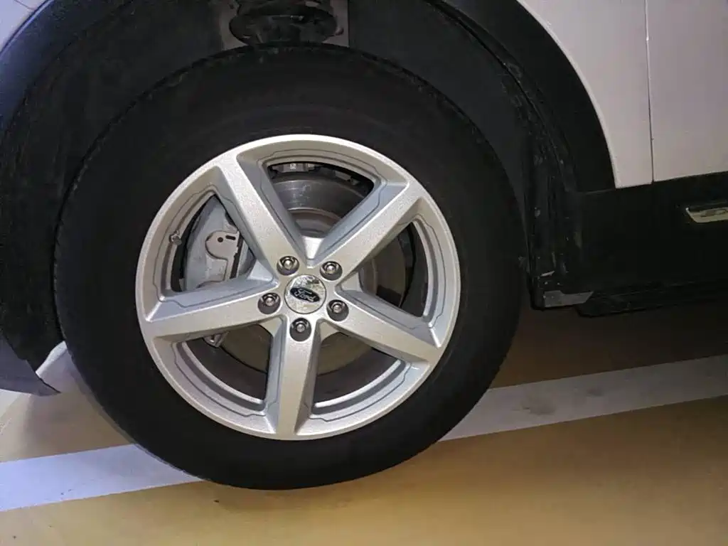 Photo 7 - Ford Explorer (Import)
