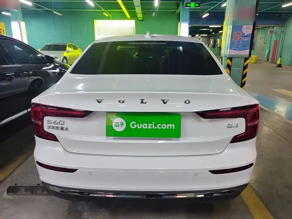 Volvo S60 2026 2025 B4 Smart Luxury Edition