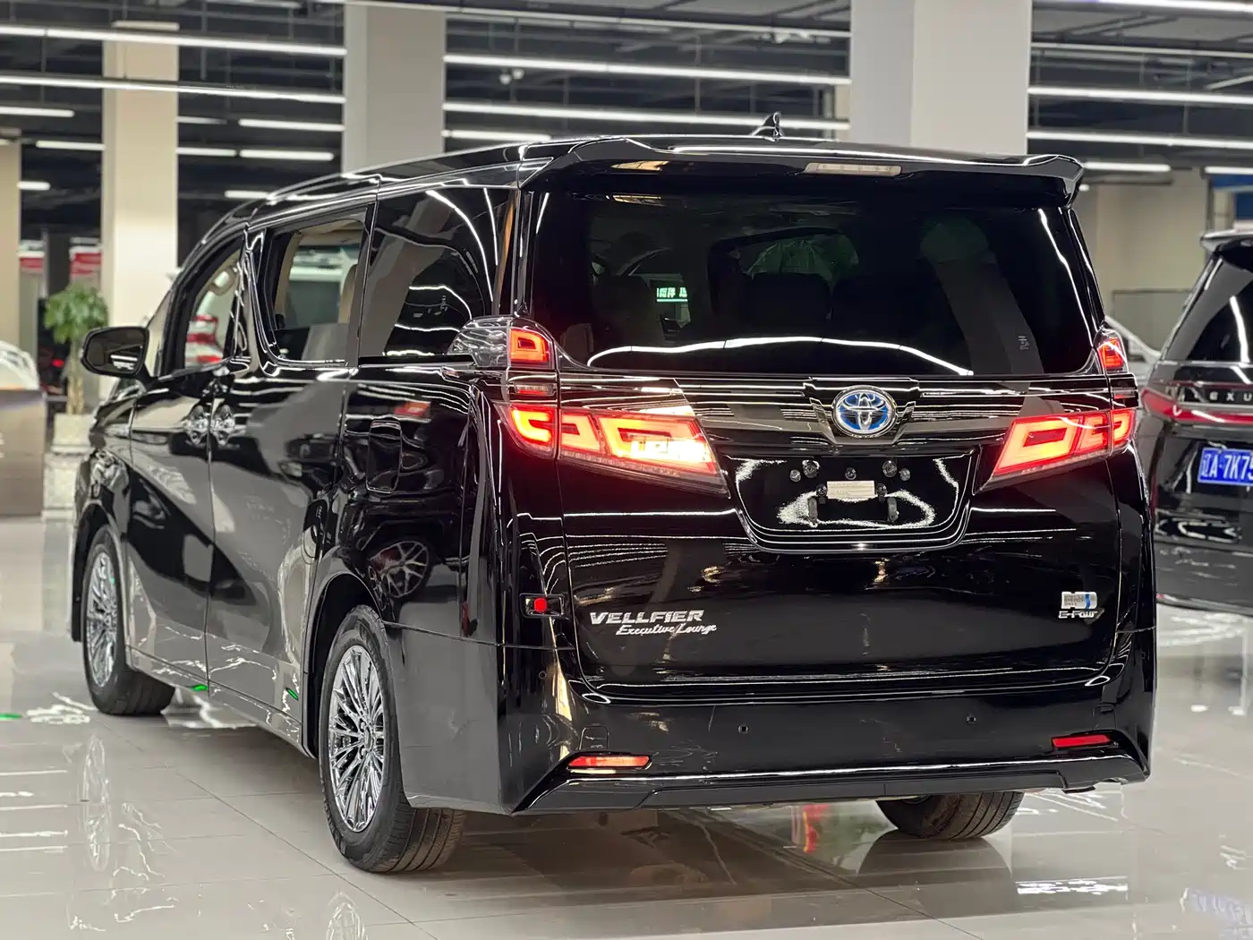 Toyota Vellfire 2021 Crown Hybrid 2.5L HV Premium Edition фото 6
