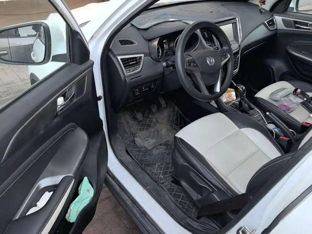 Photo 12 - Changan CS35