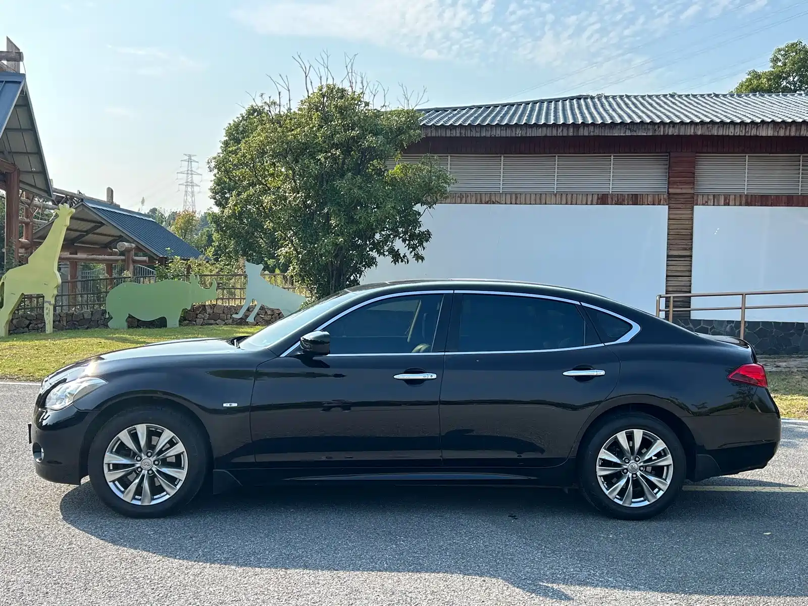 Photo 3 - Infiniti Q70