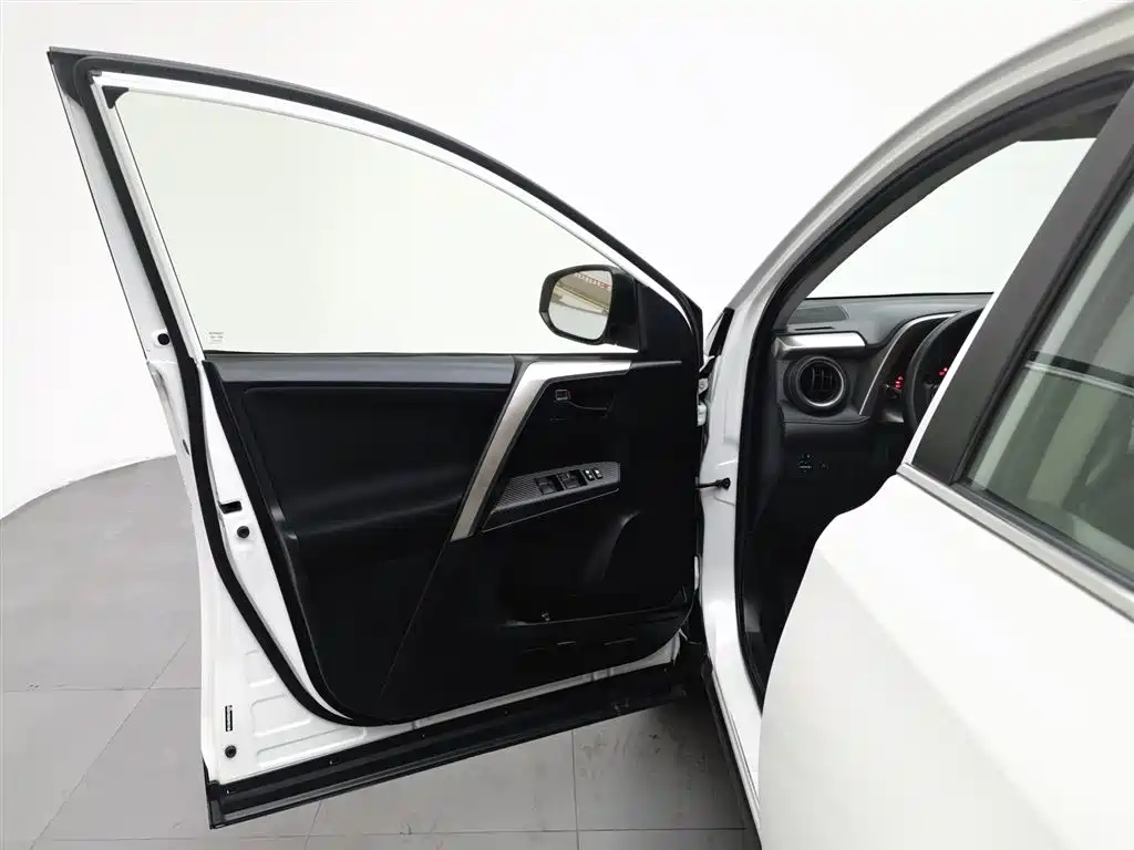 Toyota RAV4 Rongfang 2015 2.0L CVT 2WD Trend Edition фото 8