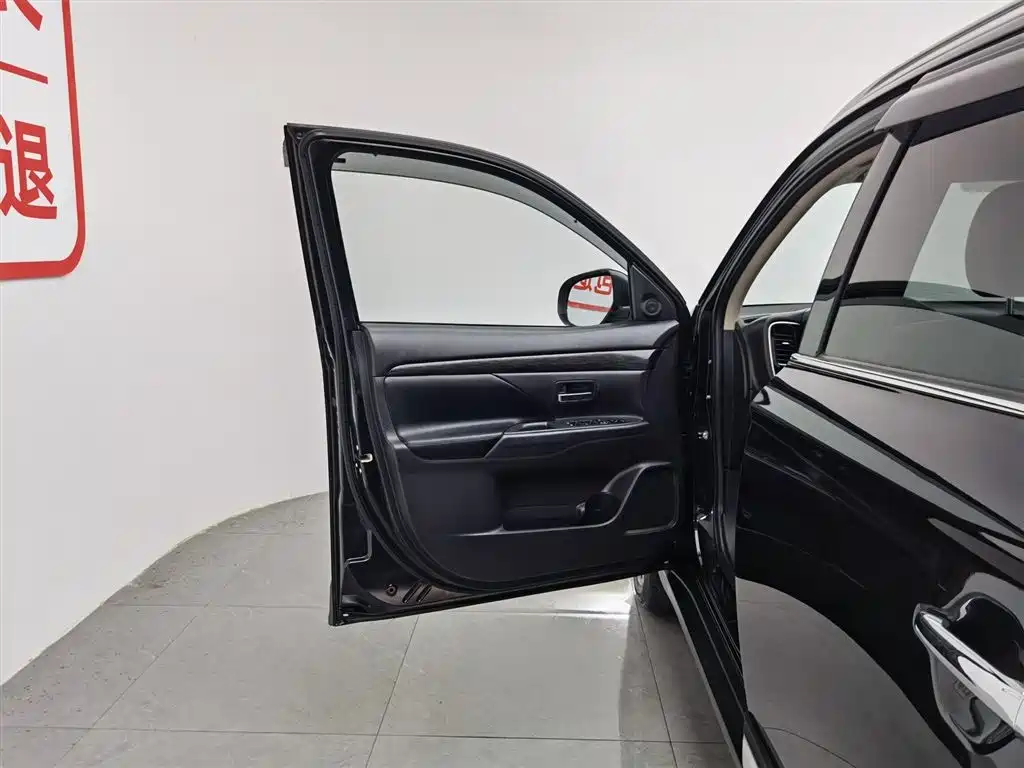 Mitsubishi Outlander (Import) 2016 2.4L 4WD Elite 5-seater фото 8