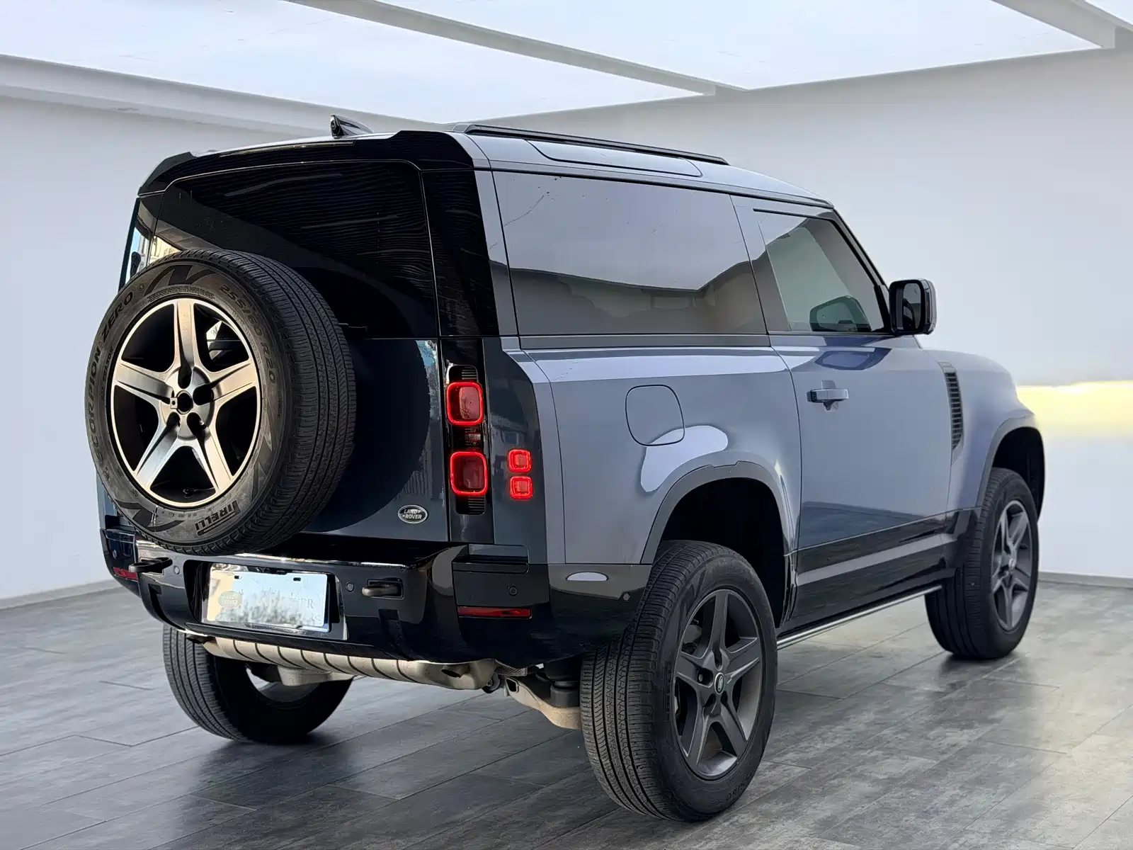 Photo 5 - Land Rover Defender