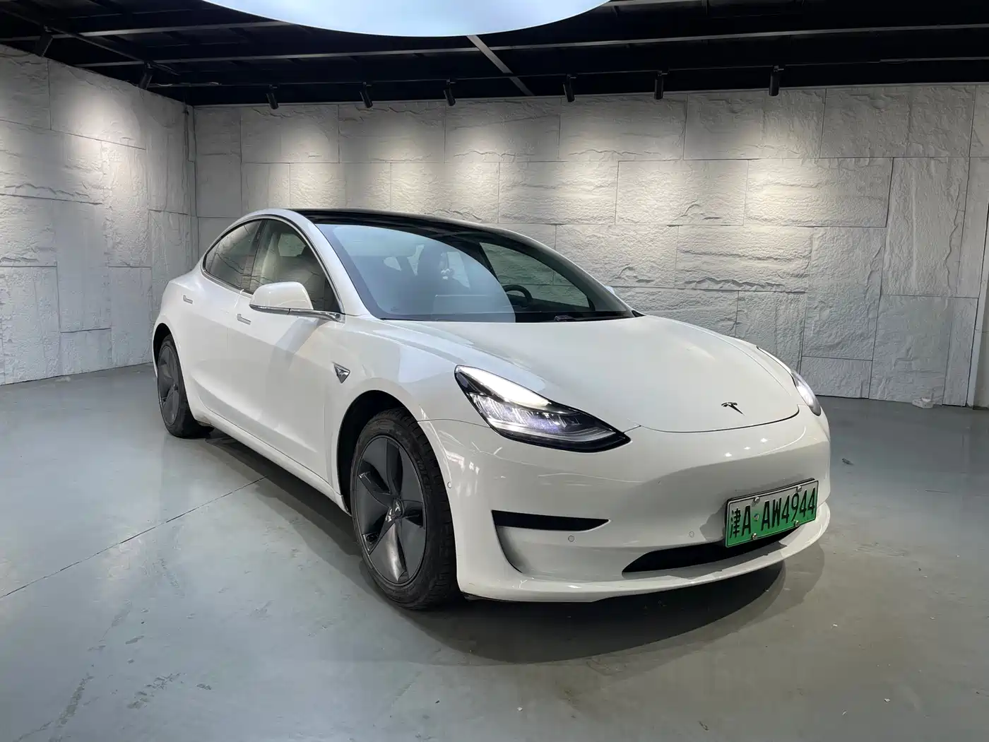 TESLA MODEL 3 (IMPORTED)