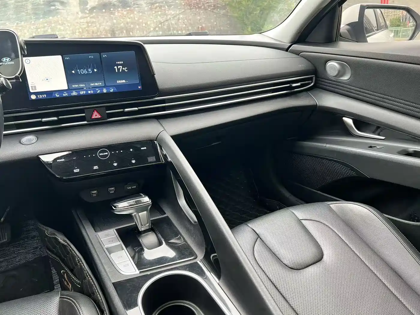 Hyundai Elantra 2021 1.5L CVT LUX Premium Edition фото 9